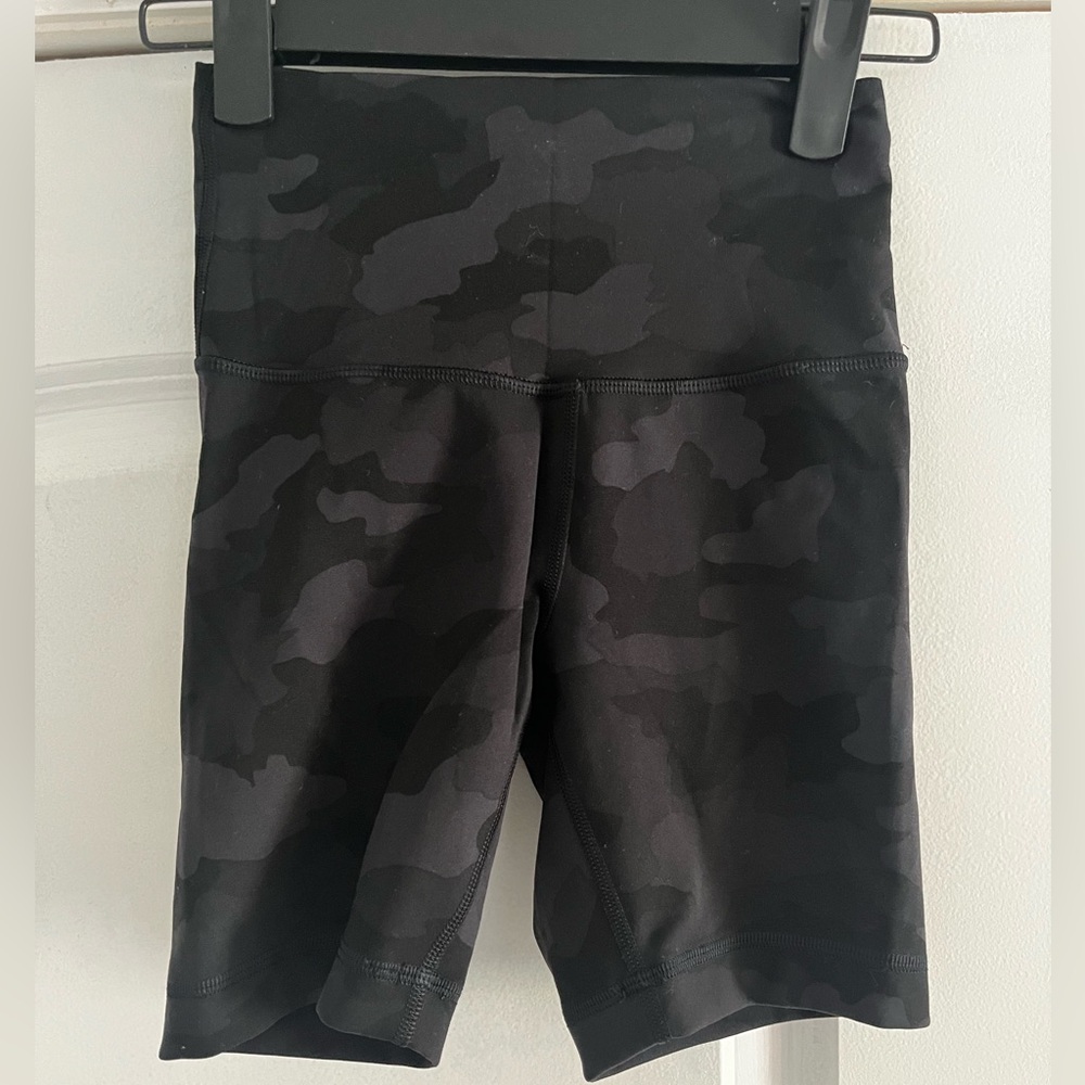 Lululemon Wunder Train High-Ride Shorts 6” Black Camo Shorts